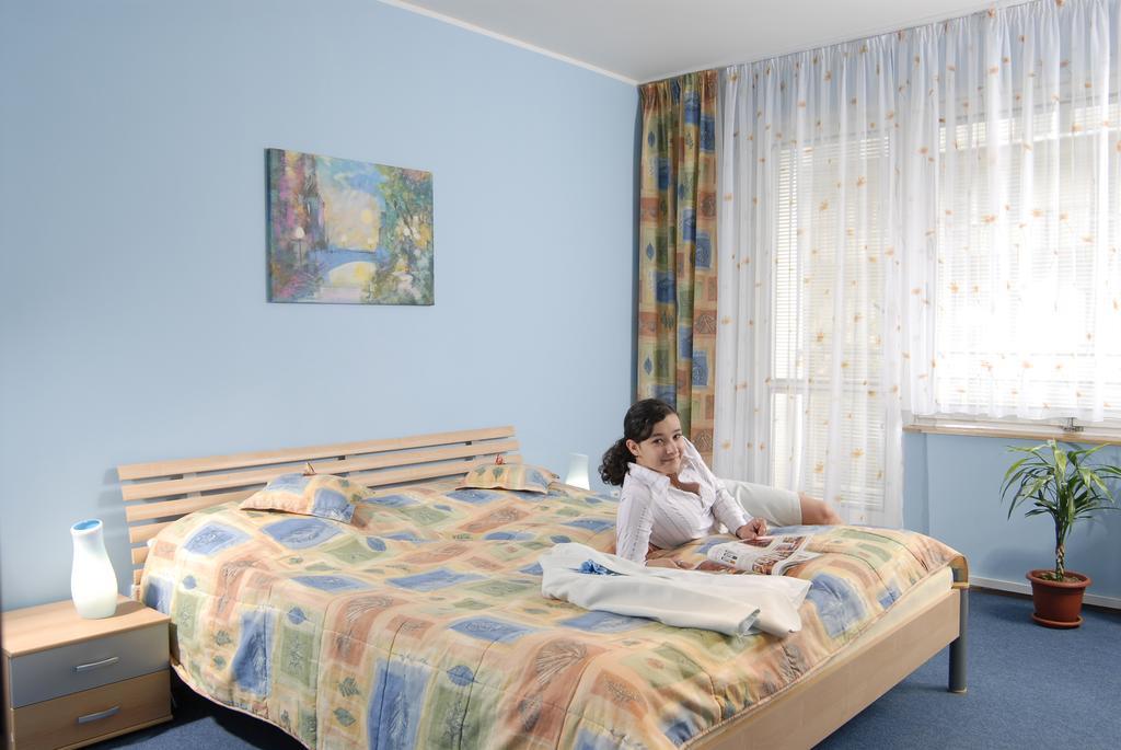 Hotel Radejov Knezdub Exteriér fotografie