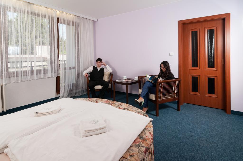 Hotel Radejov Knezdub Exteriér fotografie